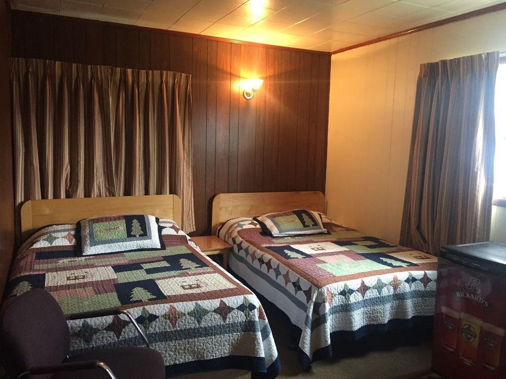 Twin Peaks Motel Napanee Exteriör bild
