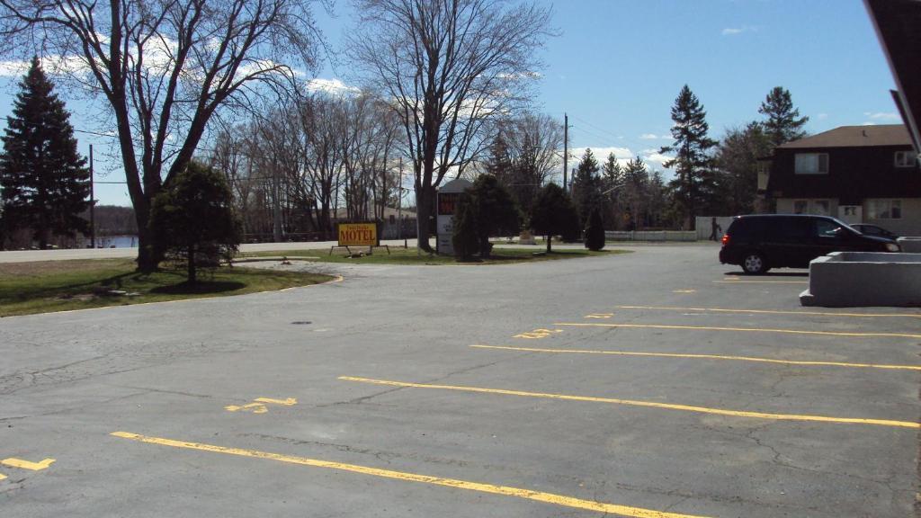 Twin Peaks Motel Napanee Exteriör bild