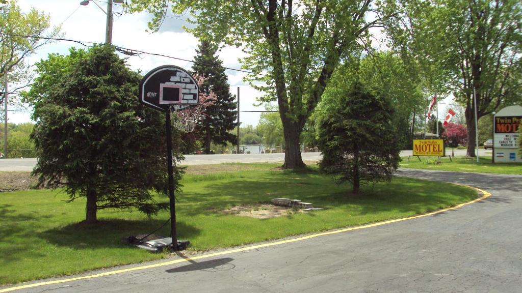 Twin Peaks Motel Napanee Exteriör bild