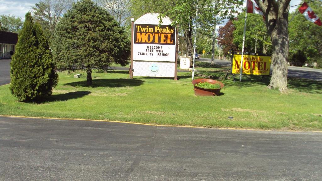 Twin Peaks Motel Napanee Exteriör bild